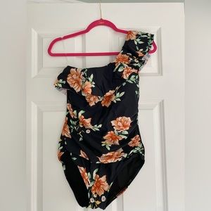 New with tags HILOR one shoulder bathing suit, size 10